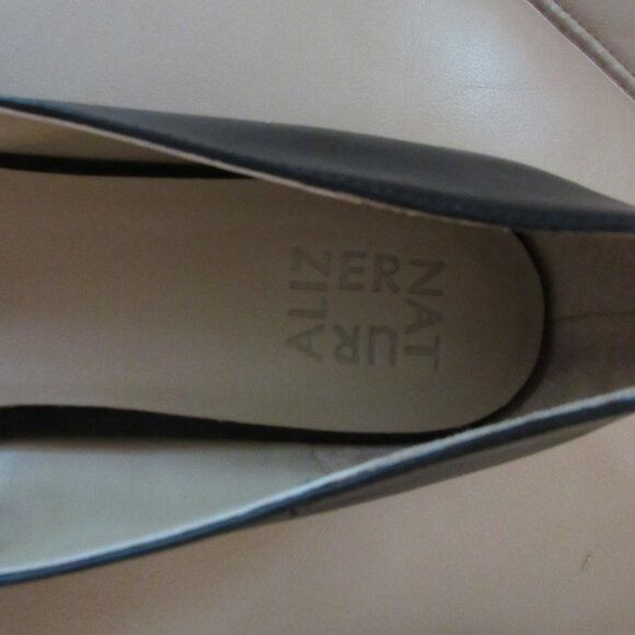 💕 NEW Naturalizer "Bobby" Black Casual Flats with Antique Silver Chain Detail - Picture 5 of 5